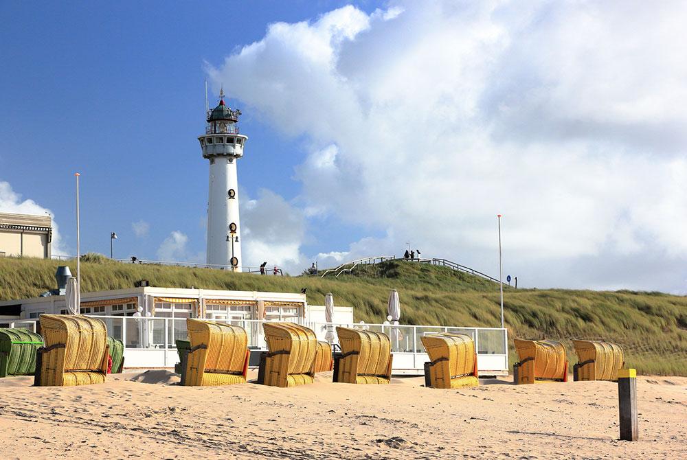 strand met vuurtoren